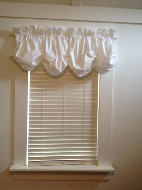 Lined White Balloon Valance With No Ruffle by MimiAndMe2 on Etsy Cottage Window Treatments, Valance Patterns, Balloon Shades, Balloon Valance, Relaxed Roman Shade, Balloon Curtains, Beach Cottage Decor, Tea Dyeing, White Balloons