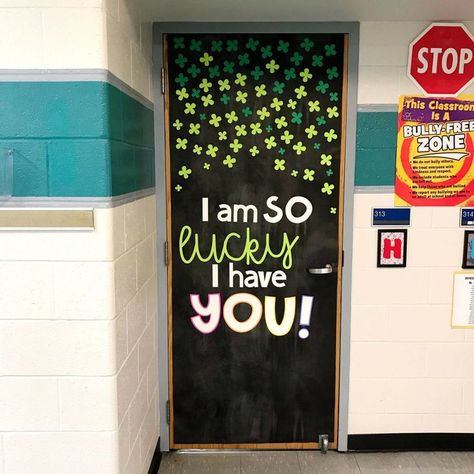 Spring Bulletin Board Ideas, Preschool Door Decorations, Door Artwork, Sant Patrick, Preschool Door, Art Room Doors, March Ideas, Ideas For The Classroom, Birthday Board Classroom