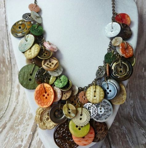 https://www.diyncrafts.com/25482/repurpose/25-amazingly-creative-ways-repurpose-vintage-jewelry/2 Kerajinan Diy, Button Craft, Button Necklace, Diy Buttons, Button Art, Button Jewelry, Button Crafts, Vintage Button, Gems Jewelry