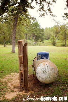 Propane Tank Landscaping Ideas, Hidden Propane Tank Ideas, Pallet Garden Walls, Propane Tank Art, Billy Ikea, Propane Tank Cover, Garden Boxes Diy, Diy Garden Trellis, Pallet Fence