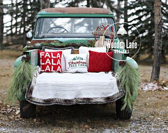 Outdoor Christmas Photos, Diy Christmas Photoshoot, Christmas Tree Farm Photo Shoot, Christmas Tree Farm Photos, Vintage Truck Christmas, Photo Backdrop Christmas, Backdrop Christmas, Christmas Cozy, Holiday Mini Session