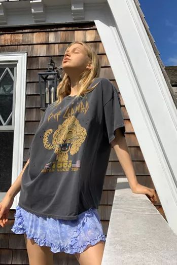 Baggy Tshirt Outfit, Outfit Feminine, Baggy Tshirt, Urban Outfitters Shirt, Look Festival, Dress Leopard, Oversized Graphic Tee, 90s Fashion Outfits, Indie Aesthetic