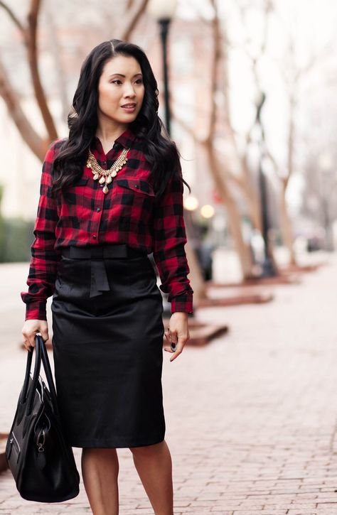 Lumberjack glam! Buffalo Plaid shirt with a pencil fitted skirt and gold statement jewelry. Cred. goes to Cute and Little fashion blog. Buffalo Plaid Outfit, Dressy Skirt, Plaid Shirt Outfits, Jazz Pants, Buffalo Plaid Shirt, Red Plaid Shirt, Satin Noir, Dallas Fashion, Rock Outfit