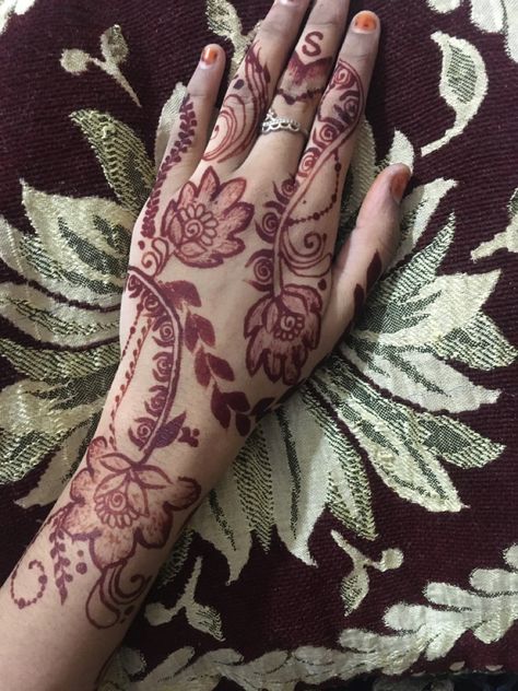 Bina mehendi k haath khali nhi hota....,bina tere naam k mera design khatam nhi hota❤😘 Hema Kanani Mehndi Designs, Pakistani Bridal Hairstyles, 7 Tattoo, Pen Tattoo, Lyric Tattoos, Foot Tattoos For Women, Mehndi Tattoo, Skeleton Hand Tattoo, Tattoo Designs And Meanings