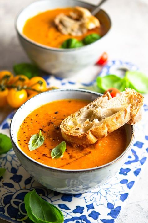 Easy Tomato Soup Recipe, Stews Recipes, Tomato Soup Easy, Soup Tomato, Easy Italian Recipes, Recipe Soup, Roasted Tomato Soup, Creamy Tomato Soup, Fall Soup Recipes