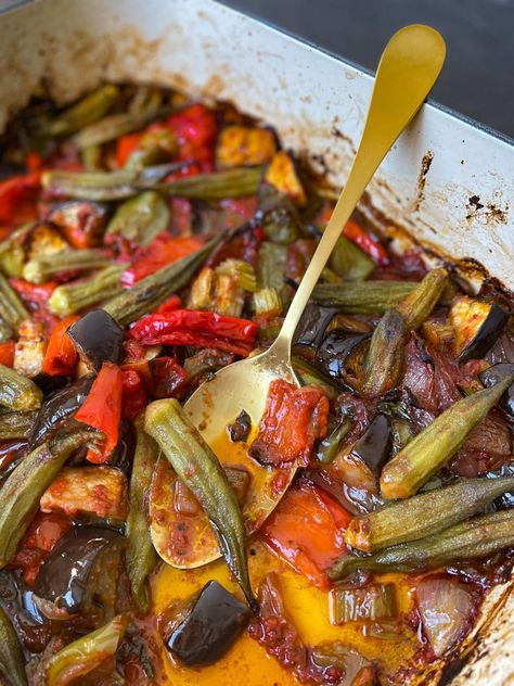 Eggplant Okra Recipe, Tourlou Recipe, Greek Vegetables, Vegetable Bake, Red Sauce Recipe, Red Pesto, Ratatouille Recipe, Okra Recipes, Resep Salad