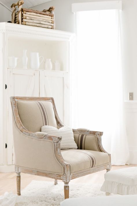 A guide to the best French country accent chairs for your living room. Pretend you live in Provence, south of France with these armchairs and side chairs! Farmhouse Armchair, French Country Chairs, Diy French Country Decor, Cosy Corners, Spring Living Room, Sarah Miller, Provincial Furniture, French Provincial Furniture, Kelly Clarkson Home