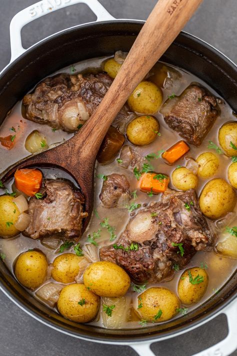 Braised Oxtail Recipe (One Pot) - Momsdish Ox Tail Soup Recipe, Oxtails And Gravy Recipe, Oxtail Recipes Easy, Cooking Oxtails, Oxtail Stew Recipe, Beef Oxtail, Oxtail Recipe, Beef And Veggies, Braised Oxtail