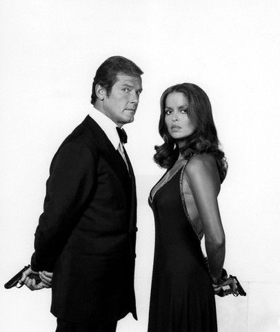 Roger ore as James Bond and Barbara Bach as Major Anya Amasova in The Spy Who Loved Me (1977) James Bond Women, The Spy Who Loved Me, Barbara Bach, Bond Women, James Bond Party, George Lazenby, Bond Series, John Barry, James Bond Style