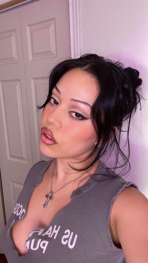 Alt Latina Makeup, 2000s Latina Makeup, 90s Latina Makeup, 90s Makeup Looks Latina, Goth Latina Makeup, 90s Makeup Looks, 90s Eyebrows, Chicana Makeup, Chola Makeup