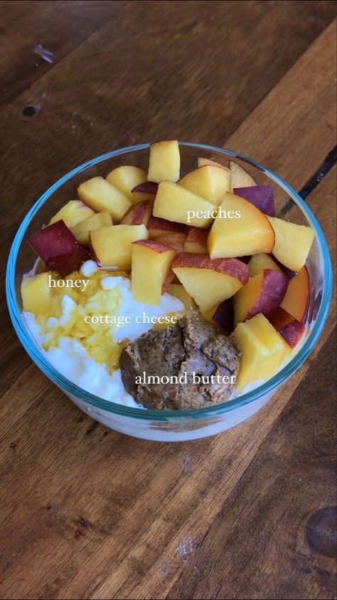 Peaches Cottage Cheese, Cottage Cheese Breakfast Aesthetic, Cottage Cheese And Peaches, Cottage Cheese Fruit Bowl, Cottage Cheese Meal Ideas, Healthy Cottage Cheese Breakfast, Cottage Cheese Aesthetic, What To Eat With Cottage Cheese, Snacks With Cottage Cheese