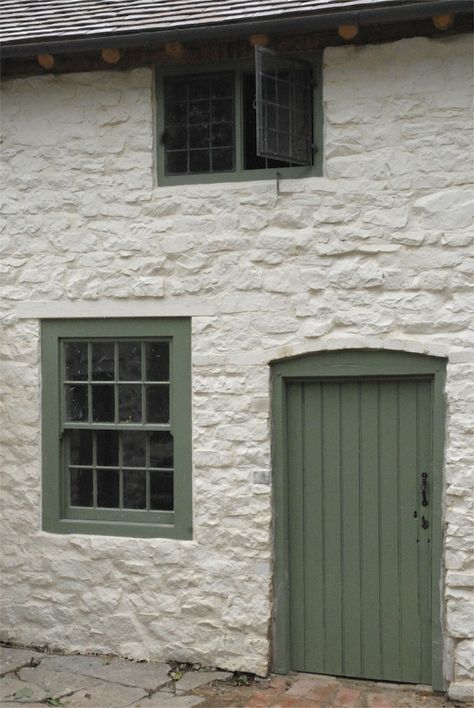 Decoration Irish Cottage Exterior, Small House Exterior Colors, Cottage Front Door, Irish Cottages, Irish Interior Design, Green Exterior House Colors, Front Doors Uk, Cottage Front Doors, Irish Interiors