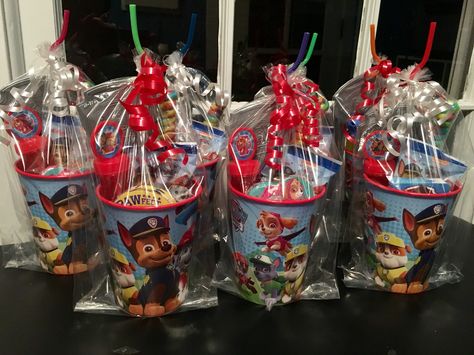 Paw Patrol Favor Bags, Paw Patrol Treat Bags, Paw Patrol Goody Bag Ideas, Paw Patrol Gift Bags, Paw Patrol Party Favors Bags, Verjaardagstraktaties Op School, Daycare Birthday, Paw Patrol Goodie Bags, Paw Patrol Treats