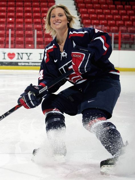 Angela Ruggiero, USA Hockey Hockey Women, Hockey Hall Of Fame, Snow Boarding, Female Sports, Usa Hockey, Ice Girls, Women's Hockey, Sport Climbing, Sporting Event