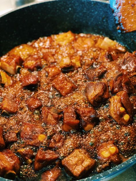 Super tender short ribs coated with a sticky glaze, this Taiwanese Sweet and Sour Garlic Short Ribs is a must-try recipe! Pork Short Ribs Recipe, Sweet And Sour Short Ribs, Pork Short Ribs, Tiffy Cooks, Asian Chicken Recipes, Sweet Pork, Short Ribs Recipe, Chinese Cooking Wine, Pork Rib Recipes