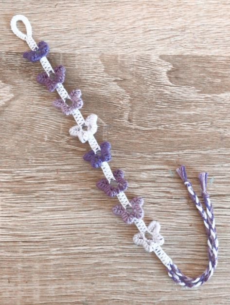 Butterfly Bracelet Tutorial, Yarn Bracelet With Beads, Friendship Bracelets Butterfly, Butterfly Bracelet Pattern, Purple Friendship Bracelet, Bracelet Yarn, Star Friendship Bracelet, Butterfly Bracelets, String Bracelet Patterns