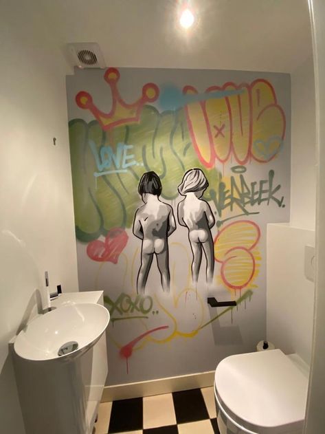 Graffiti Apartment Interior Design, Street Art Room Decor, Street Art Apartment, Street Style Bathroom, Street Art Interior Design, Graffiti Toilet, Graffiti Wall Art Interior Design, Graffiti Room Aesthetic, Graffiti Room Ideas