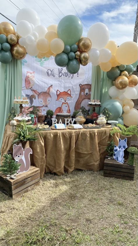 Woodland Animal Shower Ideas, Woodland Theme Party Decorations, Woodland Theme Table Decor, Outdoors Centerpieces, Forest Theme Birthday Party Decor, Woodland Baby Shower Centerpieces Boy, Woodlands Theme Baby Shower Boy, Woodland Balloon Arch, Woodland Baby Shower Theme Girl