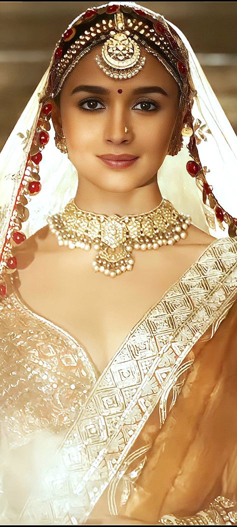 Alia Bhatt Bridal Look, Matha Patti Hairstyles, Laal Ishq, Best Wedding Dress Designers, Marriage Images, Beautiful Bridal Makeup, Bedroom Colour, Royal Indian, Classy Wedding Dress