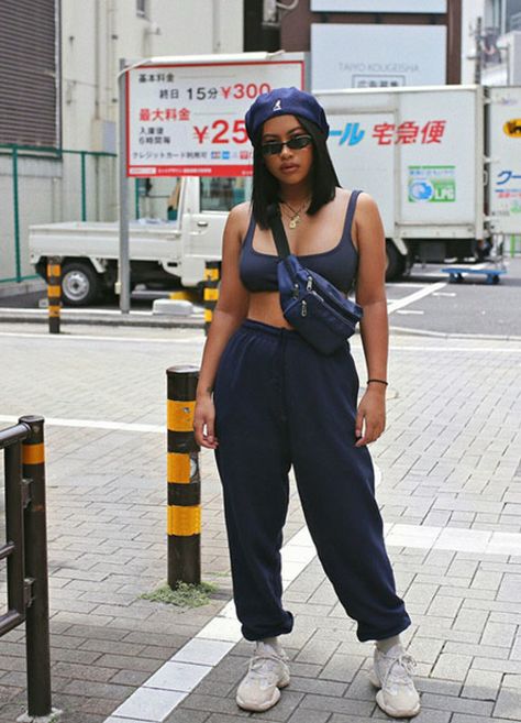 How To Wear Your Fanny (And Where To Shop It) How To Style Fanny Pack Women, Bumbag Outfit Street Style, Waist Pack Outfit, Hip Pack Outfit, Fanny Pack Outfit Summer, Fanny Pack Outfit Street Styles, Fannypack Outfit, Fanny Pack Outfits, Casual Edgy Outfits