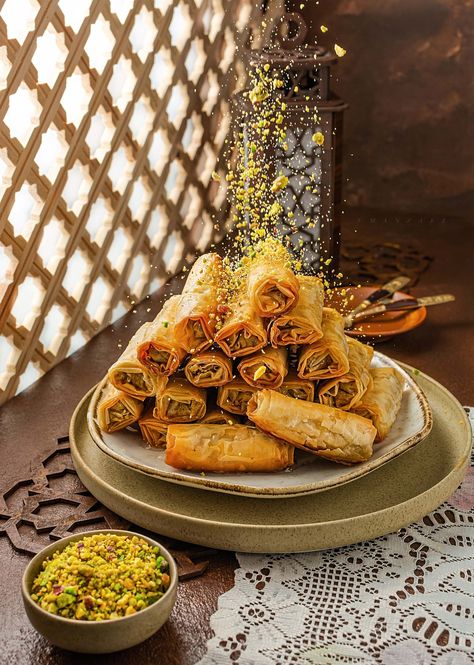 Arabic Food Photography Styling, Egyptian Food Photography, Ramadan Food Photography, Baklava Aesthetic, Levantine Food, Lebanese Traditions, Lebanese Sweets, Turkish Sweets, Pistachio Baklava