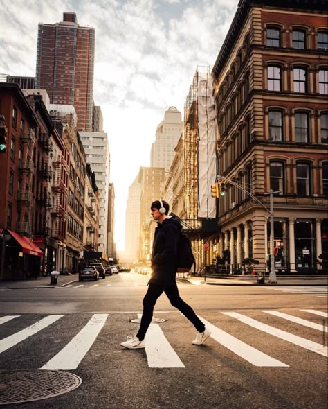 Street Photography People, Walking Poses, City Rain, City Streets Photography, Shadow Illustration, Urban People, Walking City, Building Photography, Perspective Photography