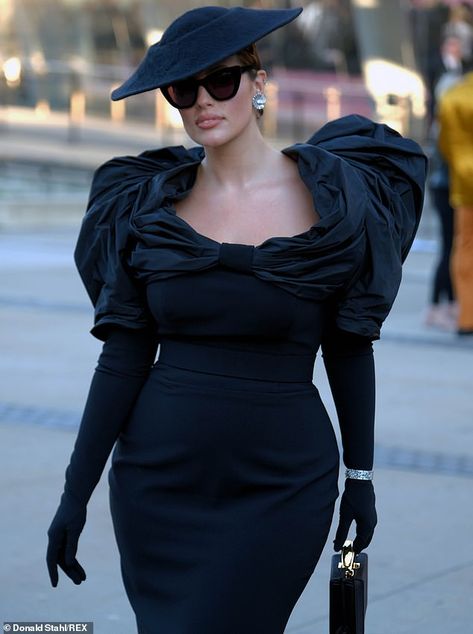 Wearing Custom Christian Siriano. Christian Siriano Plus Size, Plus Size Summer Outfits Curvy Fashionista, Ashley Graham Style, Soft Dramatic Style, Alek Wek, Summer Outfits Curvy, Cfda Fashion Awards, Museum New York, Cfda Awards