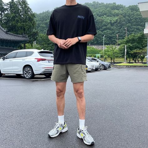 Man Outfit Short Pants, Men Casual Outfit Shorts, Ootd Short Pants Men, Short Pants Outfit Men Street Styles, Male Shorts Outfits, Transmasc Summer Outfits, Short Men Outfit Ideas, Short Pants Outfit Men, Simple Casual Outfits