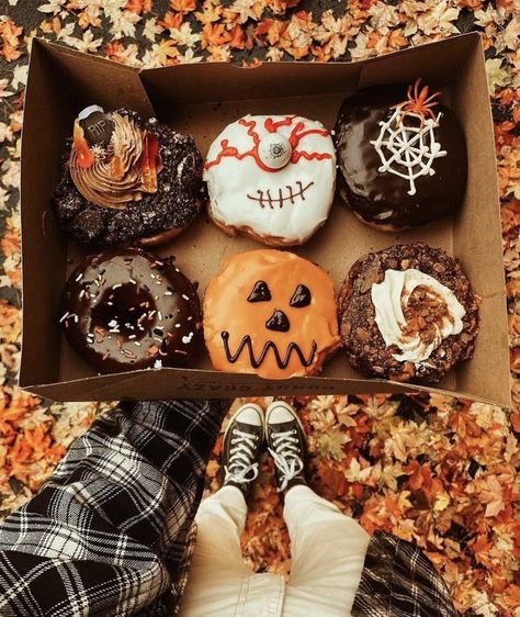 Halloween Treats Aesthetic, Trick Or Treating Aesthetic, Darkly Inclined, Autumn Foods, Halloween Donuts, Days Until Halloween, Halloween Baking, Spooky Szn, October Halloween