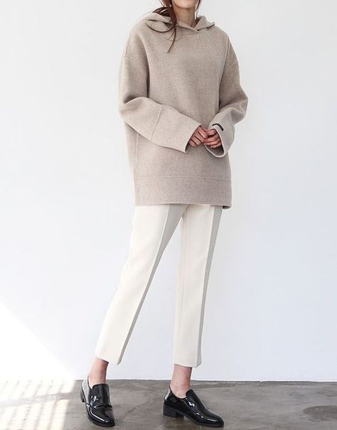 Wear a beige hoodie and white tapered pants and you'll look like a total babe. Take a classic approach with the footwear and make black leather loafers your footwear choice. How To Wear Loafers Women, Loafers Women Outfit, Minimal Stil, How To Wear Loafers, Minimalist Moda, Stile Hijab, Outfit Chic, 가을 패션, Casual Style Outfits