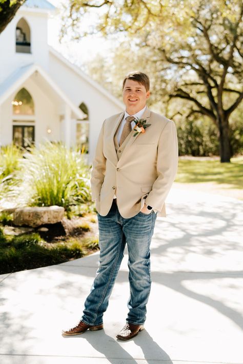 Tan Blazer With Jeans Men Wedding, Tan Groomsmen Attire, Jeans Groomsmen, Suit Jacket And Jeans, Groomsmen Jeans, Country Groom Attire, Groomsmen Outfit Ideas, Boho Wedding Attire, Country Groom