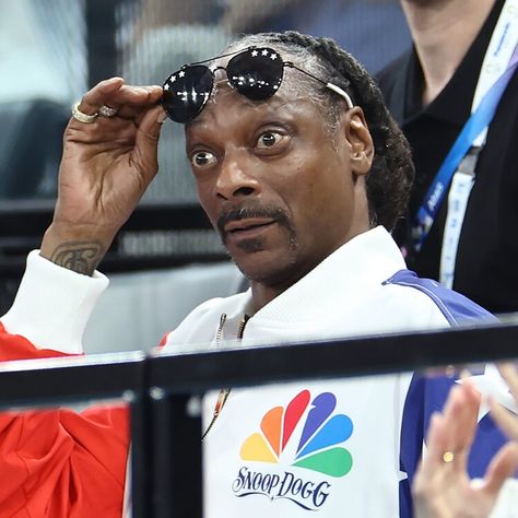 Snoop Dogg's winning NBC Olympics commentary is pure gold — USA TODAY Snoop Dogg Olympics 2024, Snoop Dogg Reaction Pic, Snoop Dog Olympics, Snoop Dogg Olympic, Celebrity Funny Pictures, Snoop Dogg Pfp, Snoop Dogg Football, Iconic Pfp, Snoop Dogg Funny