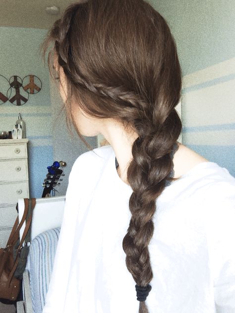 Cute braided hairstyle. Easy and perfect for school Easy Hairstyles For School Teens, Straight Hair With Braid, Single Braids Hairstyles, Braided Hairstyles For School, Hairstyle Easy, Bead Hair, Easy Hairstyles For School, Diy Haircut, Cute Simple Hairstyles