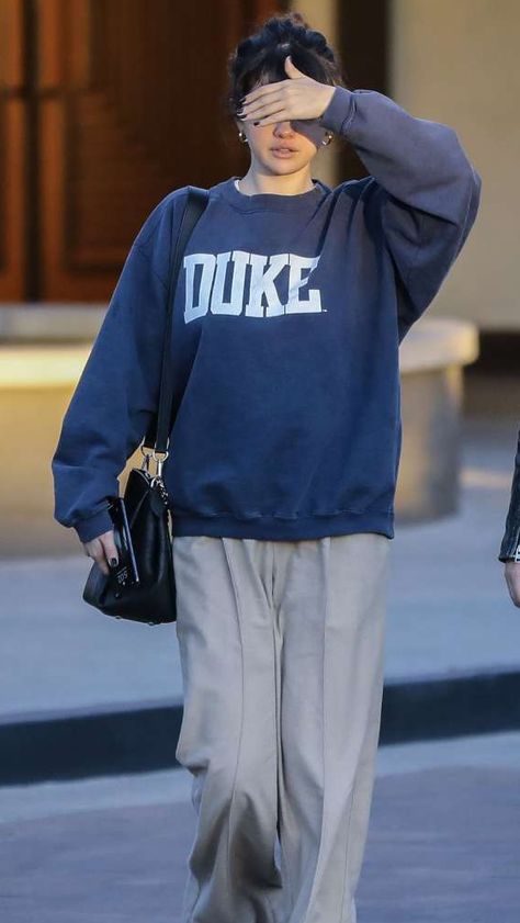 Duke Sweatshirt, Stile Kendall Jenner, Hailey Rhode Baldwin, Estilo Madison Beer, Streetwear Fashion Women, Sarah Jessica Parker, Street Style Inspiration, 가을 패션, Jeans Boyfriend