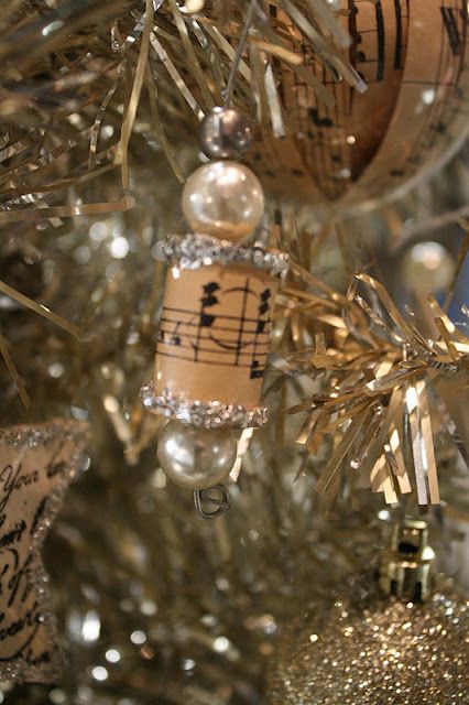 Music Christmas Tree, Sheet Music Christmas, Wooden Spool Crafts, Sheet Music Crafts, Music Christmas, Spool Crafts, Music Ornaments, Music Crafts, Glass Ball Ornaments