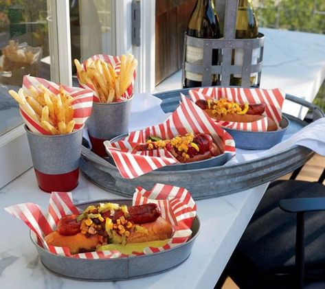 Cafe Recipes, Galvanized Tray, Diner Decor, Bistro Food, Diner Recipes, Retro Diner, American Diner, Party Buffet, Food Platters