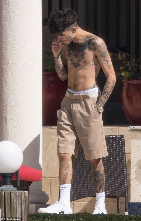 Zayn Malik shirtless at his rented Miami house Zayn Malik Tattoo Ideas, Zayn Mlik, Zayn Malik Shirtless, Zayn Malik Images, Zayn Malik Tattoos, Malik One Direction, Zayn Malik Style, Gambar One Direction, Music Competition