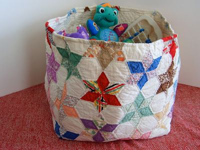 Ever since I got my hands on Kajsa's book, "Scandinavian Stitches", I've had my eye on her quilted baskets. With a little wire as the secre... Quilted Basket, Quilts Decor, Fabric Boxes, Old Quilts, Antique Quilts, Star Quilts, Scrappy Quilts, Fabric Baskets, Fabric Projects