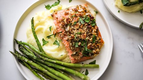 Topped with a nutty, sweet-savory marinade, this weeknight salmon dish is practically effortless but explodes with flavor and crunchy texture. Christmas Eve Dinners, Weeknight Salmon, Honey Baked Salmon, Fish Dishes Recipes, Crusted Salmon Recipes, Pistachio Crusted Salmon, Seared Salmon Recipes, Christmas Eve Party, Grilled Halibut