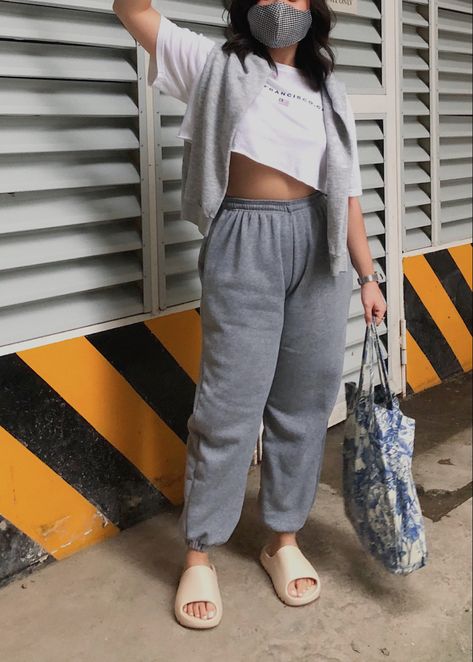 Yeezy Slippers Outfit, Sweatpants And Slides Outfit, Yeezy Slides Women Outfit, Yeezy Outfit Women Slides, Cloud Slides Outfit, Slides Outfit Women, Yeezy Slides Outfit Women, Yeezy Sweatpants, Slide Outfits