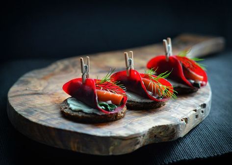 Amuse-bouche, Atlantic herring, beetrot, spinach, black bread, cream cheese Cheese Design, Munnar, Molecular Gastronomy, Catering Food, Food Presentation, Food Plating, Finger Food, Beautiful Food, Creative Food