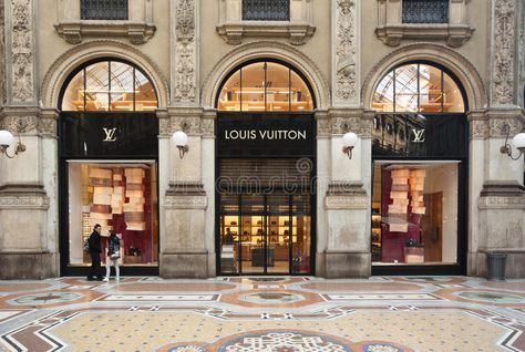 Milan Italy Aesthetic, Classic Facade, Aesthetic Shopping, Shop Facade, Deco Chic, Louis Vuitton Store, Neoclassical Architecture, Facade Lighting, Louis Vuitton Shop