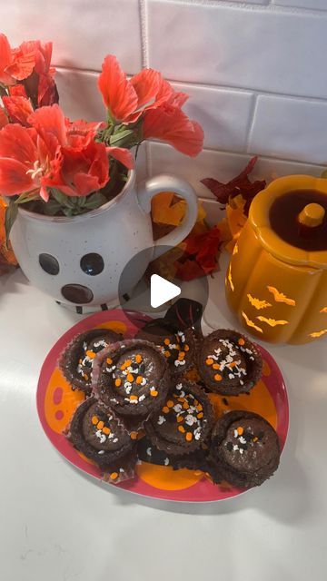 Kayla Gresh on Instagram: "spooky halloween cookies / brownies 😍👻🍫 bake on 350° for 20-25 mins! 

•
•
#spookyseason #halloweentreats #halloween #halloweenvibes #spookytreats #snackideas #cookies #viral #satisfying" Halloween Cookie Brownie, Brownie Mix Recipes Halloween, Halloween Theme Brownies, Pillsbury Halloween Cookie Brownies, Halloween Brownie Spiders, Brownie Halloween, Spooky Halloween Cookies, Spooky Foods, Halloween Brownies