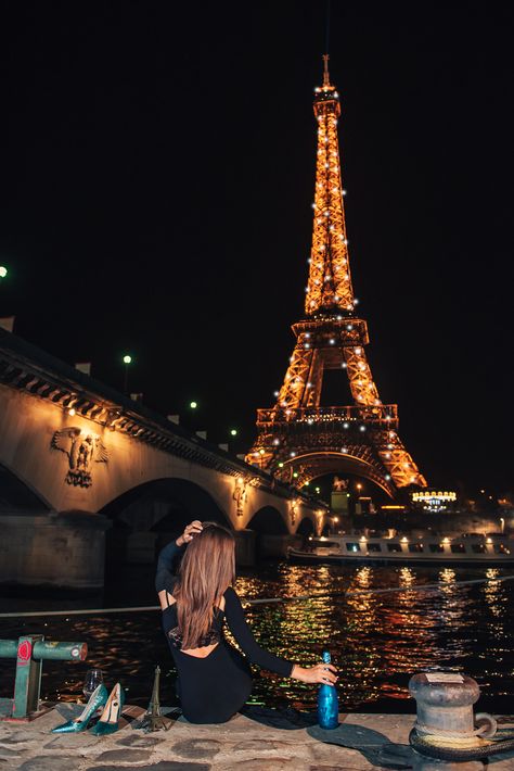 Photosession Ideas, French Vibes, Girl In Paris, Eiffel Tower Photography, Paris Travel Photography, Night Girl, Maternity Photography Poses Couple, Eiffel Tower At Night, Lifestyle Goals