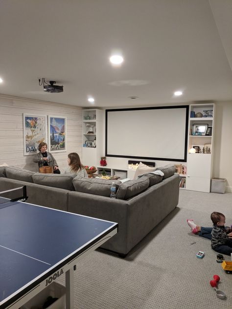 Home Theater With Bar, Kids Hangout Room, Theatre Decor, Teen Hangout Room, Basement Tv Rooms, Sala Cinema, Basement Movie Room, Dream Basement, Hangout Room