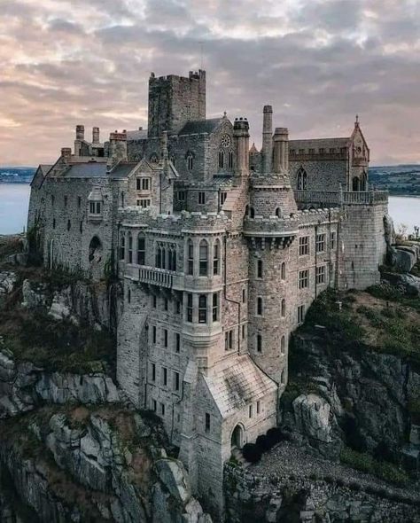 St Michael's Mount, Medieval Fortress, European Castles, Visiting England, Saint Michael, Castle Designs, Cornwall England, Castle Ruins, Minecraft Architecture