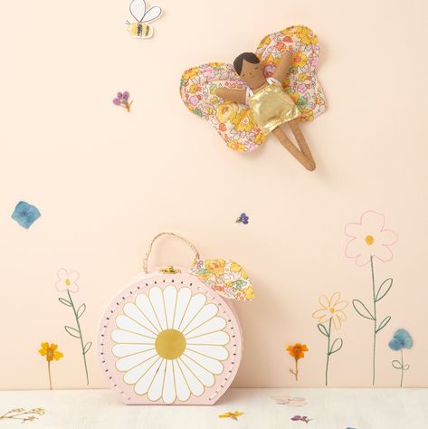 BUTTERFLY DAISY SUITCASE DOLL Meri Meri Dolls & Stuffed Animals Bonjour Fete - Party Supplies Mini Suitcase, Boy Birthday Party Themes, Daisy Design, Time Kids, Meri Meri, Baby Mouse, Fashion Toys, Liberty Fabric, Stylish Kids