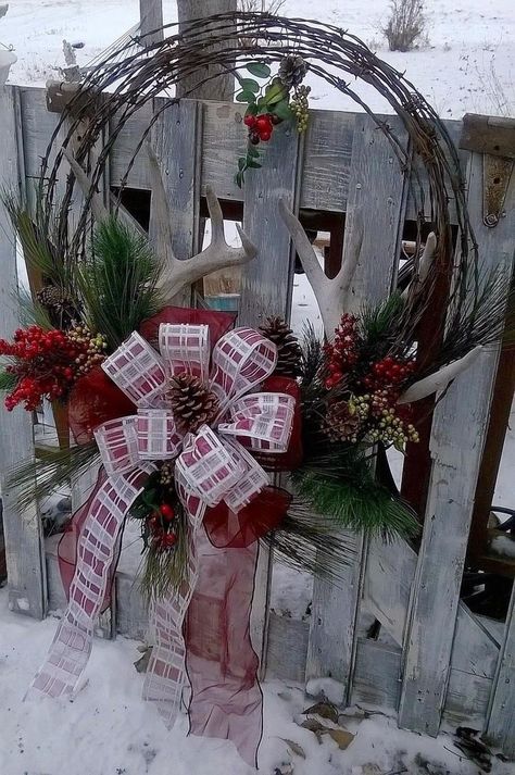 Tin Animals, Wire Christmas Wreath, Barb Wire Crafts, Barbed Wire Wreath, Wire Wreaths, Western Christmas Decorations, Western Wreaths, Rustic Wreaths, Barbed Wire Art