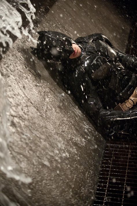 Batman Is Broken in The Dark Knight Rises - IGN Batgirl And Robin, Batman Christian Bale, Justice League Wonder Woman, The Dark Knight Trilogy, Dark Knight Rises, Batman Begins, Childhood Movies, Batman Beyond, Batman Comic Art