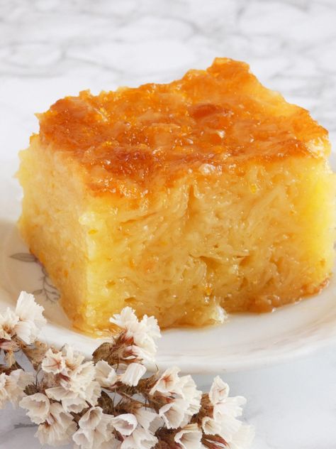 Portokalopita - Greek orange cake with syrup Greek Orange Cake, Greek Cake, Greek Recipes Dessert, Greek Pastries, Greek Sweets, Greek Desserts, Greek Cooking, Greek Dishes, Orange Cake